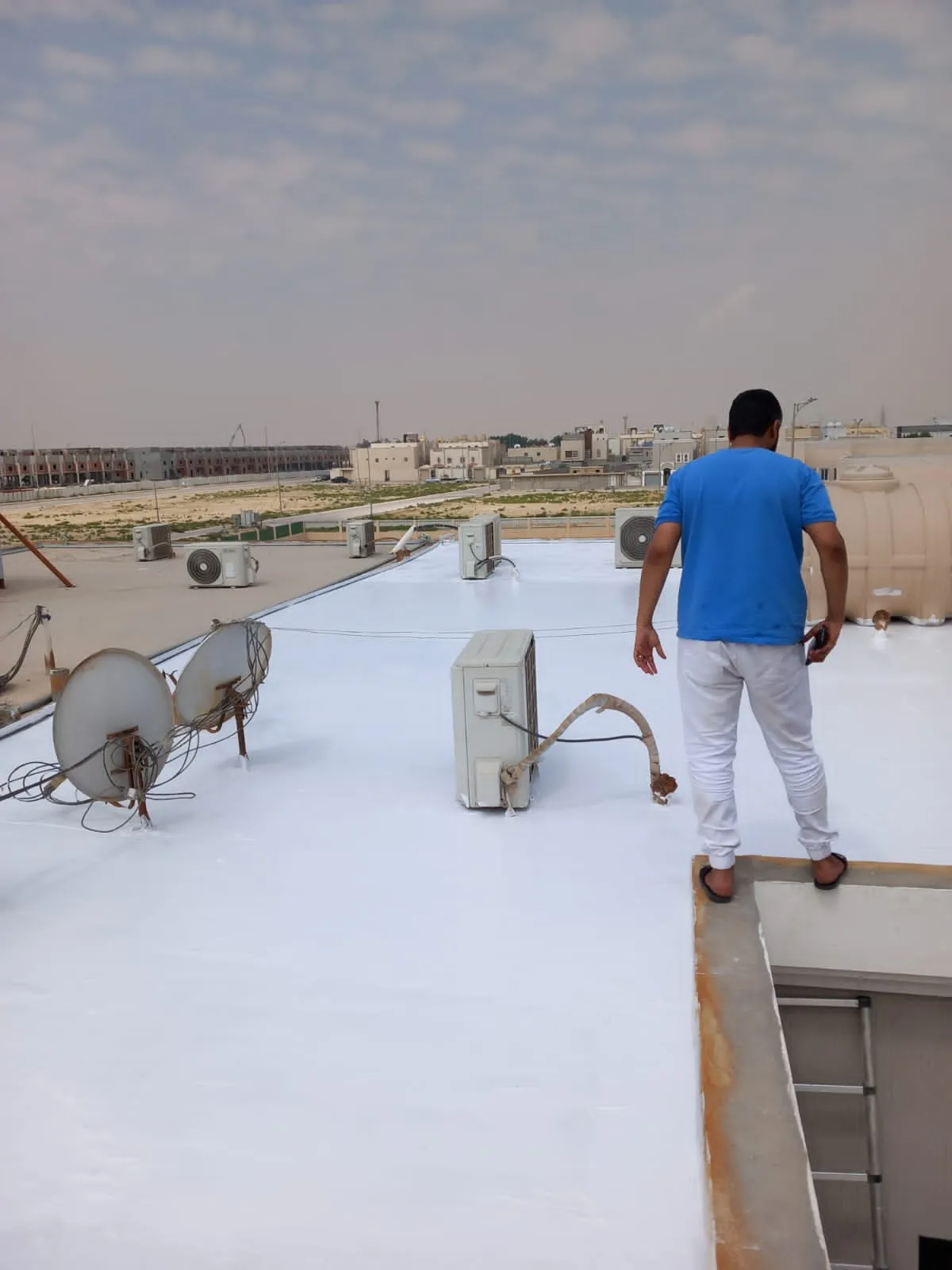 معلم عازل في خميس مشيط